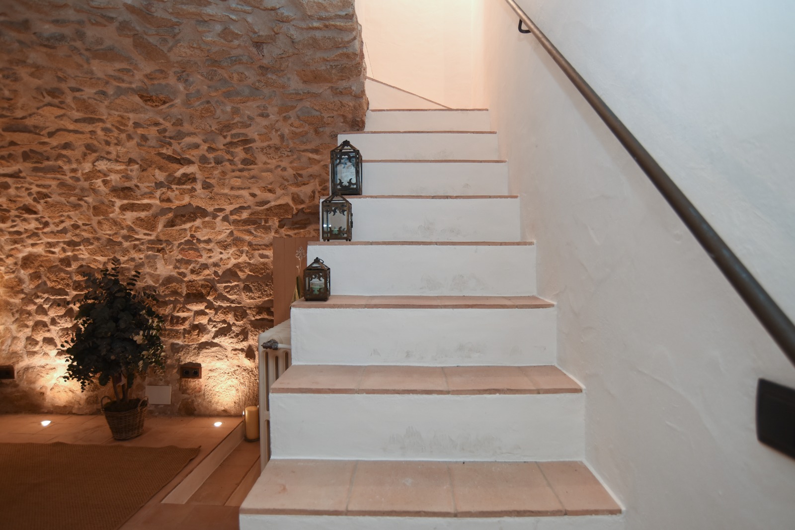 Escalera con faroles