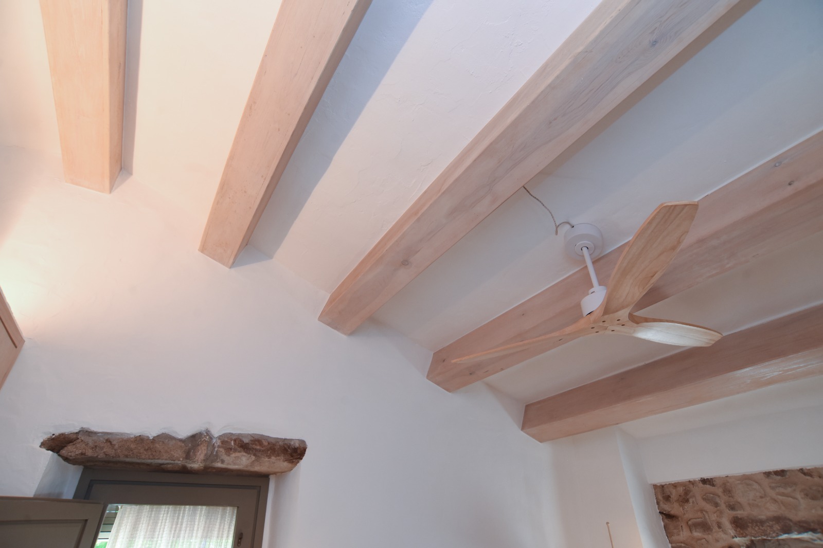 Habitación con vigas de madera