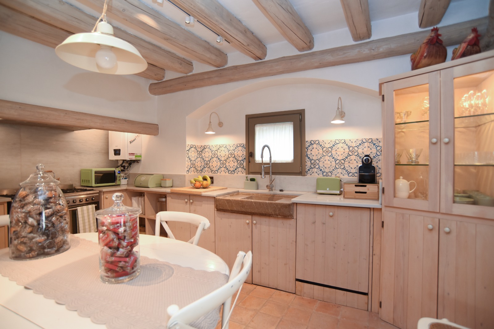 Cocina y vitrina