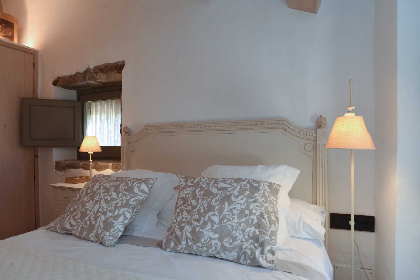 Habitación principal con lámparas